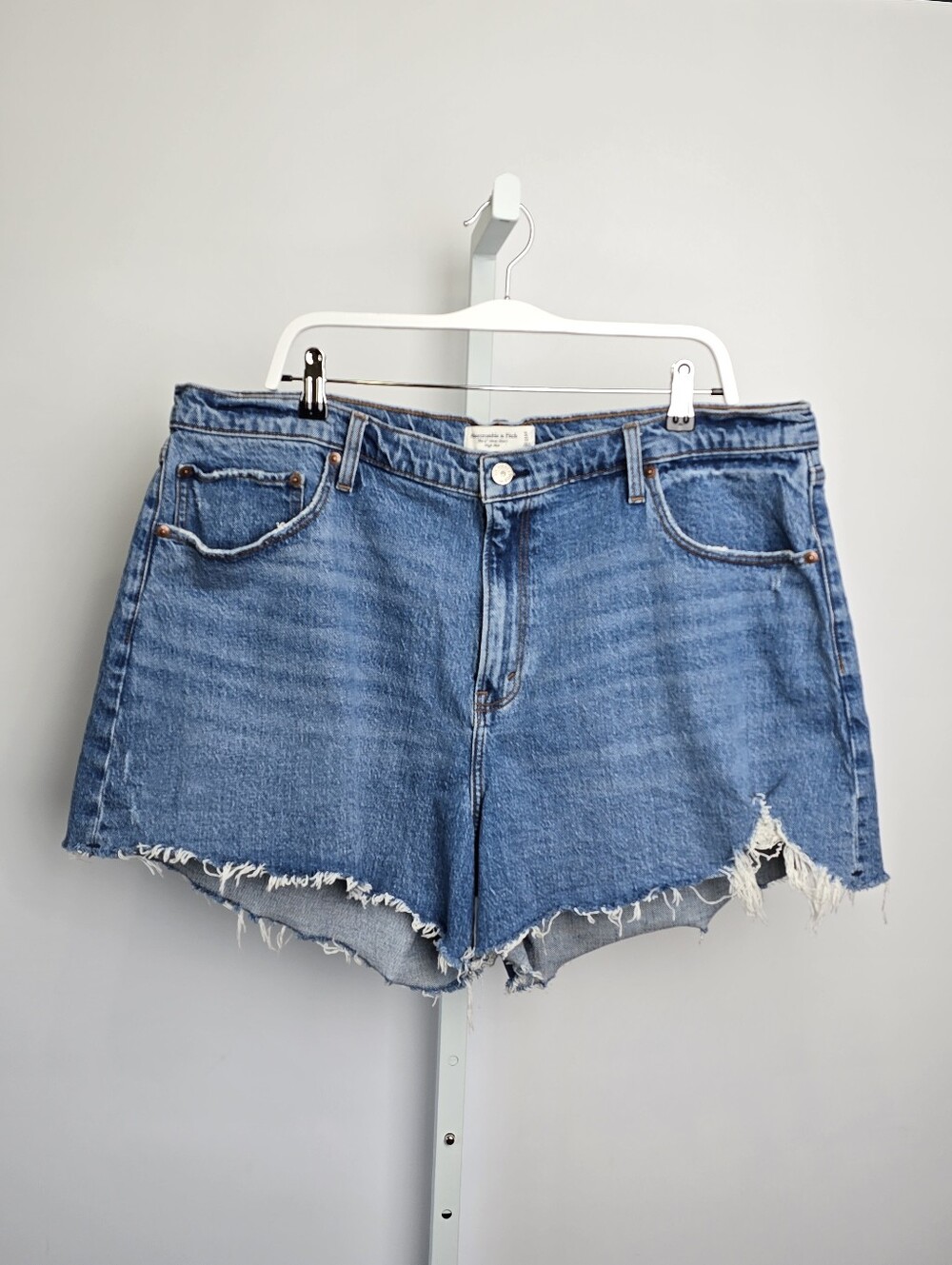 Abercrombie Curve Love 4" Mom Shorts High Rise Distressed Cutoff Size 35/20